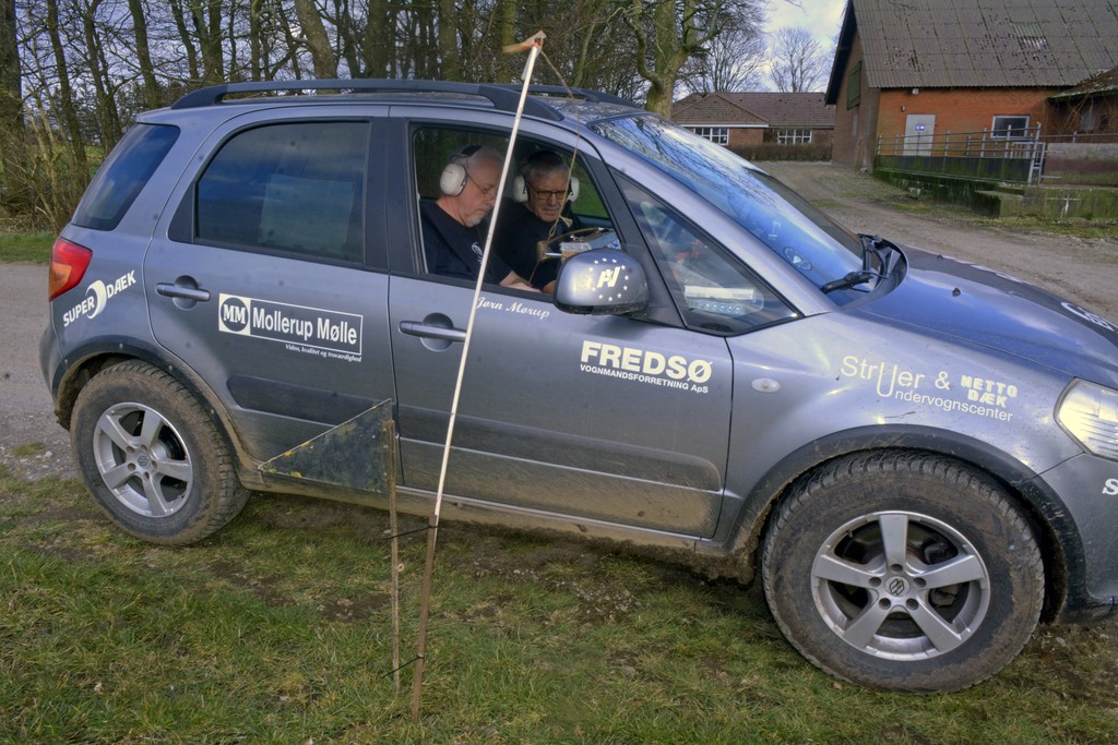 Børge Holm, Thisted (t.h.) og Jørn Mørup, Struer stempler her ind ved en rutekontrol undervejs til en sejr ved årets første DM afdeling ved Roskilde. Sejrsmarginen var den mindst mulige, kun 1 strafpoint var de foran nr. 2.